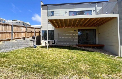 Kingston House | Family-Friendly 3 Bedroom Apartment in Kingston Awaits