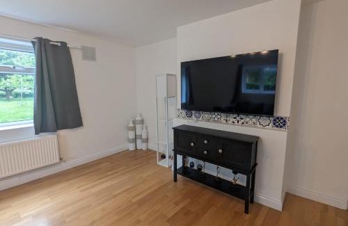 Trumpington Apartment | Family-Friendly 3 Bedroom Apartment - Rated 10/10 by Guests
