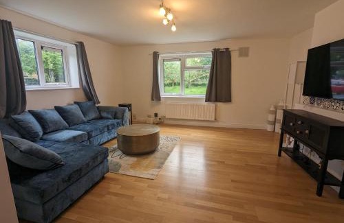 Trumpington Apartment | Family-Friendly 3 Bedroom Apartment - Rated 10/10 by Guests