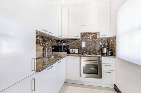 South Kensington Apartment | 3 bedroom apartment in South Kensington with balcony