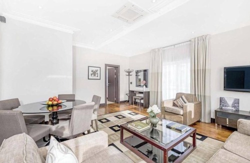 South Kensington Apartment | 3 bedroom apartment in South Kensington with balcony