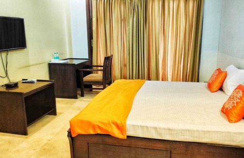 Noida Apartment | Comfortable 3 Bedroom Apartment in Noida with Kitchen