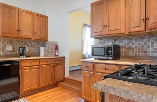 East Somerville Apartment | Family-Friendly 3 Bedroom Apartment by T Stop with Breakfast