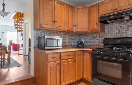 East Somerville Apartment | Family-Friendly 3 Bedroom Apartment by T Stop with Breakfast