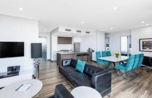 Chatswood Apartment | 3 bedroom Apartment with Amazing views of city skyline