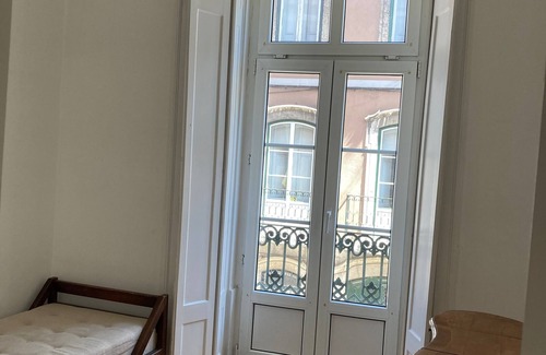 Sao Bento Apartment | Top-Rated 3 Bedroom Apartment with Courtyard in Praça das Flores