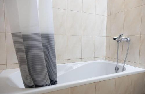 Praia Apartment | Family-Friendly 3 Bedroom Apt with Free WiFi & AC