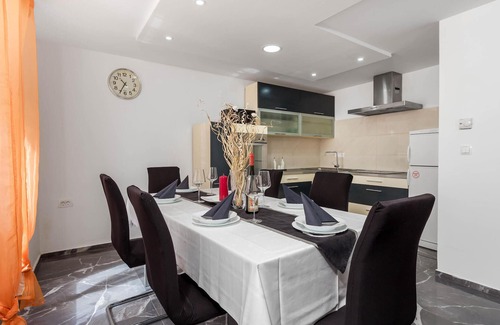 Jurdani House | Enjoy a Relaxing Stay in Our Pet-Friendly Vacation Home