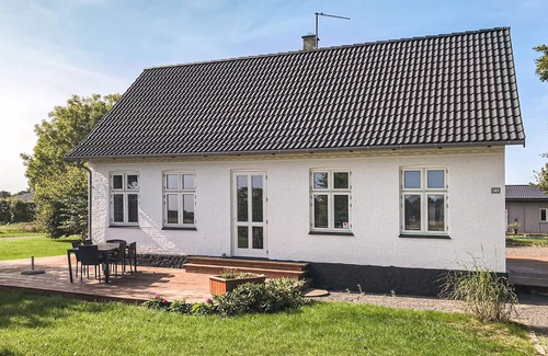 Nexo House | Unwind in 3-Bedroom Accommodation with Oceanfront Views