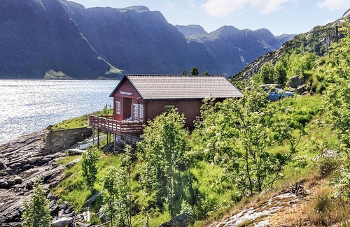 Vagsoy House | Cozy Cottage with Lake View and Spa Getaway