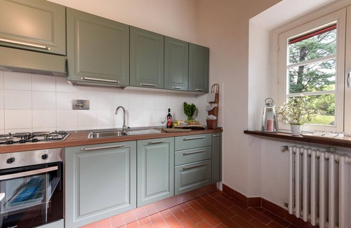 Sassetta House | Pet-Friendly 3 Bedroom Stay with Pool & Lake View in Sassetta