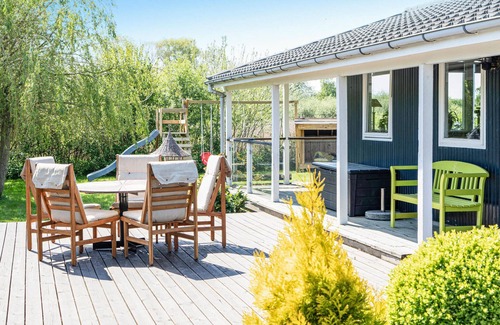 Flovt Strand House | Top-Rated 3 Bedroom Retreat with Oceanfront Views