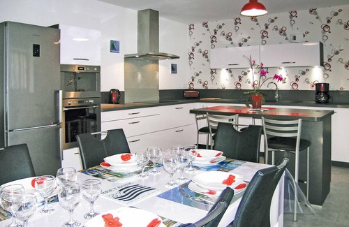 Dourdan House | Inviting 3 Bedroom Stay in Dourdain with Pet-Friendly Options