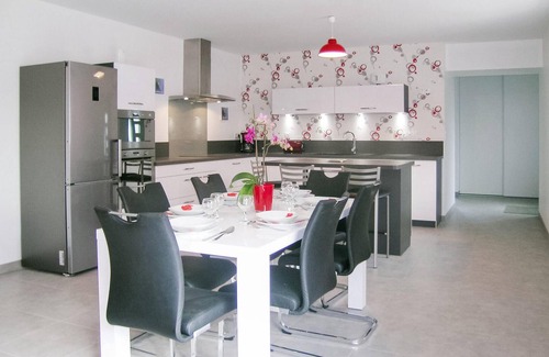 Dourdan House | Inviting 3 Bedroom Stay in Dourdain with Pet-Friendly Options