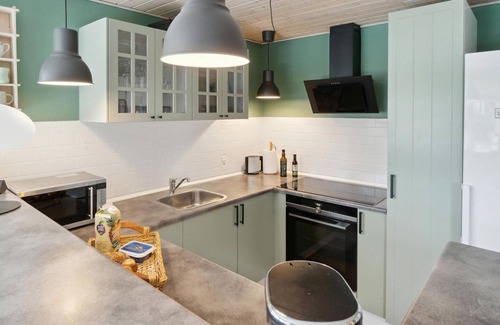 Gatten House | Bright Vacation Home with Finnish Wooden Bath & Pool Access