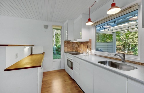 Henne House | Cozy Forest Retreat with Oceanfront Views and Spa Amenities