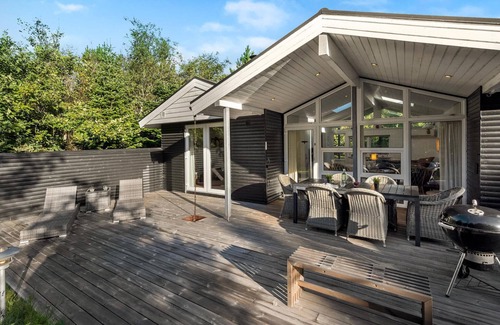 Henne House | Cozy Forest Retreat with Oceanfront Views and Spa Amenities