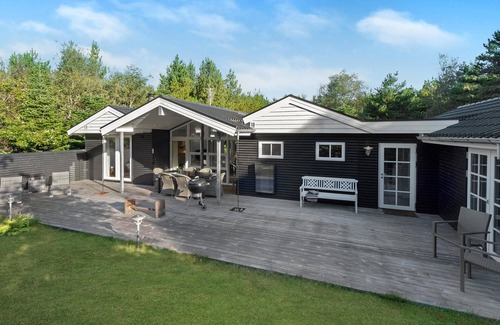 Henne House | Cozy Forest Retreat with Oceanfront Views and Spa Amenities