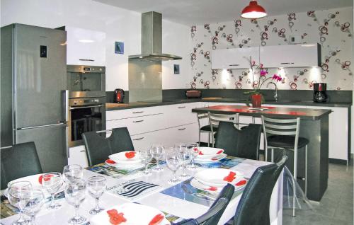 Dourdan House | Pet-Friendly 3 Bedroom Home in Dourdain with High Ratings