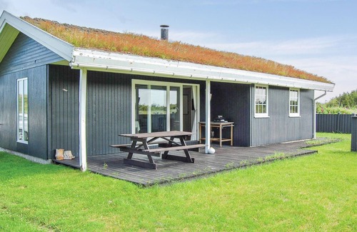 Romo House | Idyllic Vacation Home on Serene Oceanfront Plot in Bolilmark