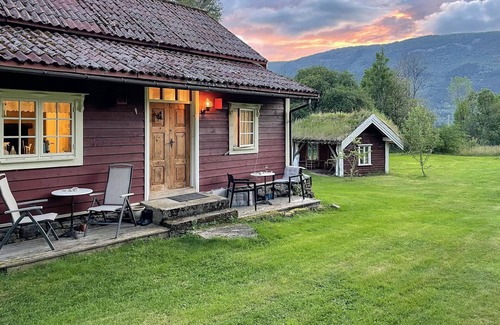 Viksoyri House | 3 bedroom beautiful home in Vik i sogn