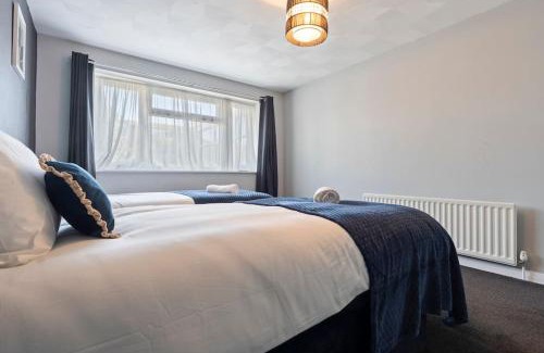 Peacehaven House | 3 bedroom Bungalow for Contractors,Workers,Relocation,Insurance,Family, Free Parking