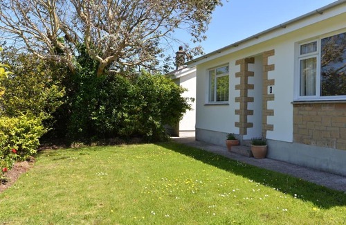 Goldsithney House | Family-Friendly 3-Bedroom Bungalow in Goldsithney, Cornwall