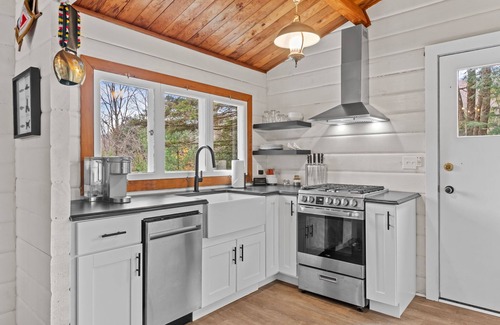 Enosburg Falls Cabin | Scenic Raspberry Cottage Retreat with Mountain Views