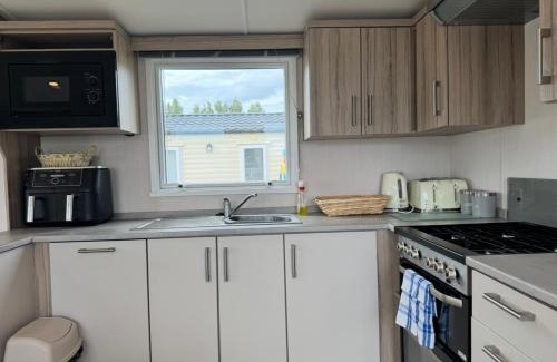 Hunstanton House | 3 bedroom Caravan Manor Park Free WiFi , Linen not included , Pets stay free