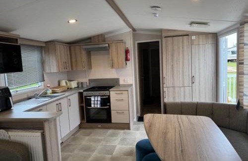 Hunstanton House | 3 bedroom Caravan Manor Park Free WiFi , Linen not included , Pets stay free