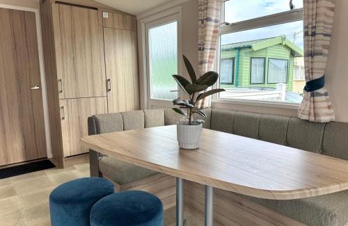 Hunstanton House | 3 bedroom Caravan Manor Park Free WiFi , Linen not included , Pets stay free