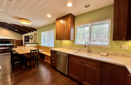 Skyland House | 3 bedroom, community beach, BBQ, Hot Tub, Pool Table (ZC1004)
