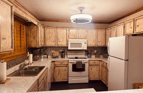 Ruidoso Cabin | 3-bedroom condo in fabulous Innsbrook Village Country Club Ruidoso with AC