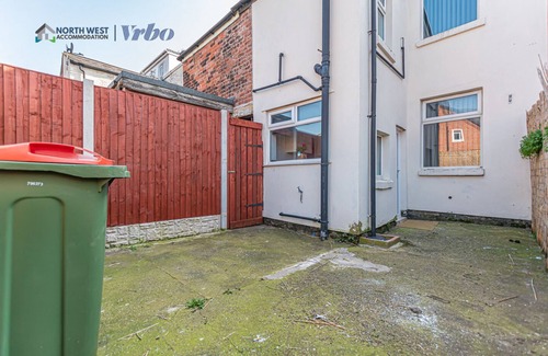 Preston House | Cozy 3BR House in Preston with Free WiFi and Family Amenities