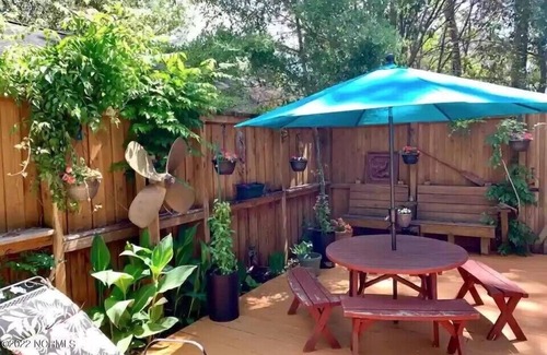 Wilmington Cottage | Cozy 3 Bedroom Cottage with Hot Tub Near Beach & UNCW