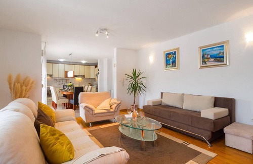 Municipality of Klis House | Family-Friendly 3 Bedroom Getaway in Brstanovo
