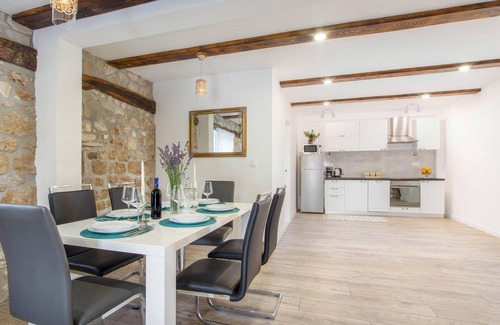 Citluk House | Rustic Retreat with Pool and Spa for Memorable Getaways