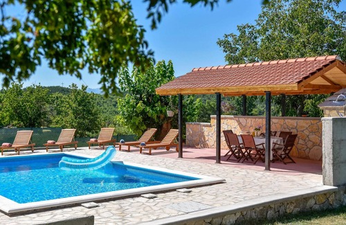 Citluk House | Rustic Retreat with Pool and Spa for Memorable Getaways