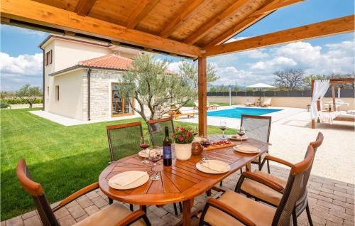 Drnis House | Guest Rated 10/10 Cozy 3 Bedroom Home in Kljuc with Pool