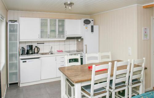 Sjernarøy House | Cozy Retreat in Sjernary with Kitchen & Family-Friendly Perks