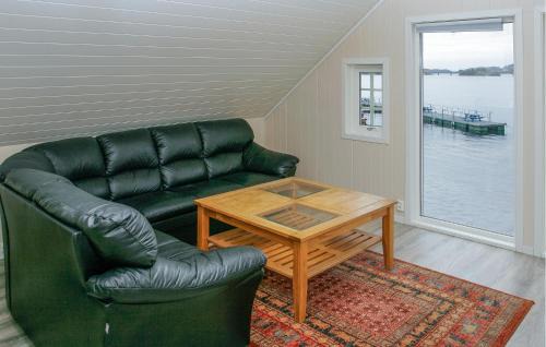 Sjernarøy House | Cozy Retreat in Sjernary with Kitchen & Family-Friendly Perks