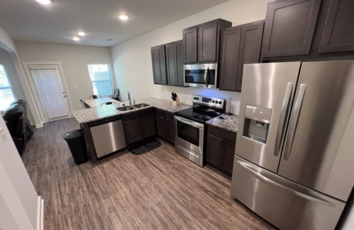 Calera House | Family-Friendly 3-Bedroom Townhouse with Garage in Calera
