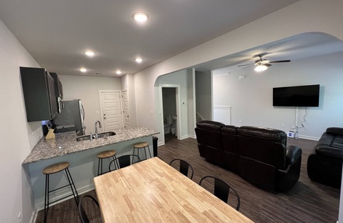 Calera House | Family-Friendly 3-Bedroom Townhouse with Garage in Calera