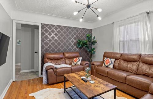 Lincoln Park House | 3 Bedroom Fenced Backyard Pets Welcome Sleeps 6