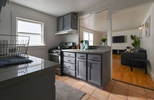Poets Corner Apartment | Inviting 3-Bed Unit with Kitchen, Steps from Bart to SF