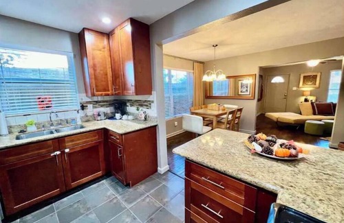 MacGregor House | Spacious 3 Bedroom Retreat with Free Parking & Ocean Views
