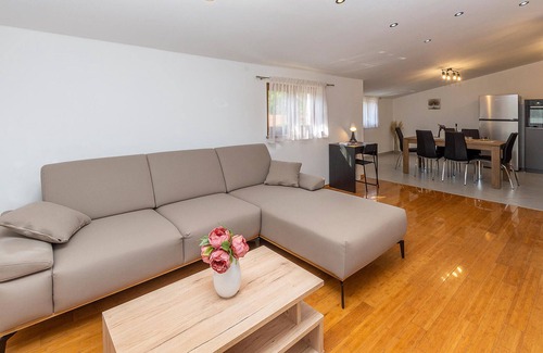 Rezanci Apartment | Relaxing Family Getaway in Istria with Pool and Spa
