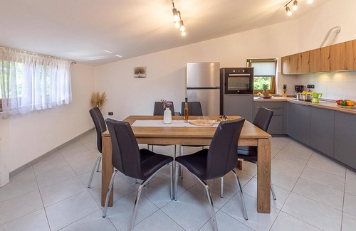 Rezanci Apartment | Relaxing Family Getaway in Istria with Pool and Spa