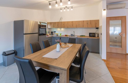Rezanci Apartment | Relaxing Family Getaway in Istria with Pool and Spa