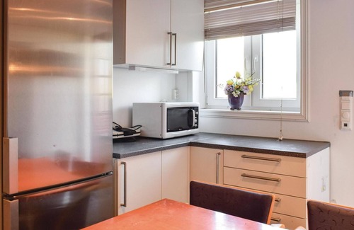 Giske Apartment | Cozy Vacation Home by the Sea with Lake View & Spa